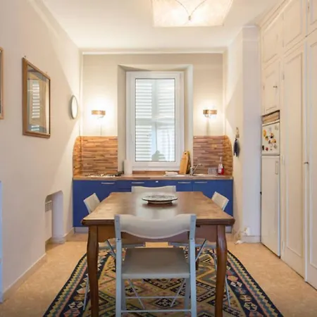 Large 1 Bedroom With Balcony City Centre