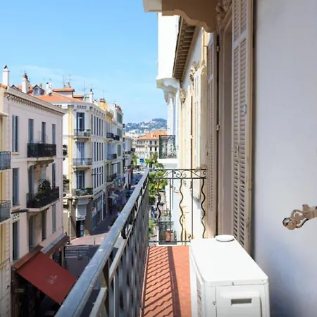 Large 1 Bedroom With Balcony City Centre