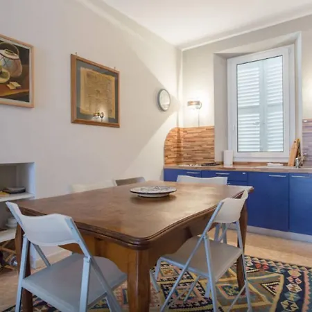 Large 1 Bedroom With Balcony City Centre
