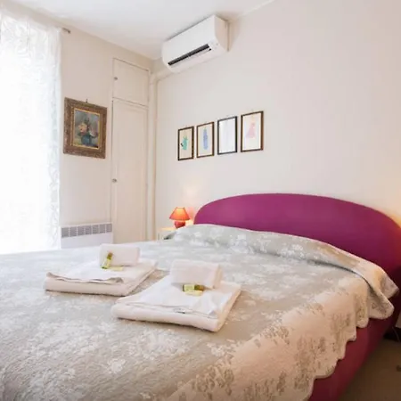 Large 1 Bedroom With Balcony City Centre